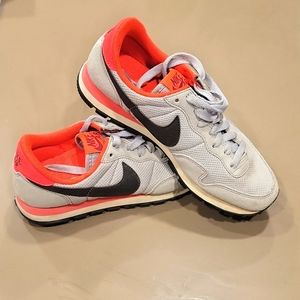 NIKE Women 83' Pegasus shoes